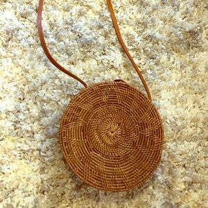 Round straw cross body bag
